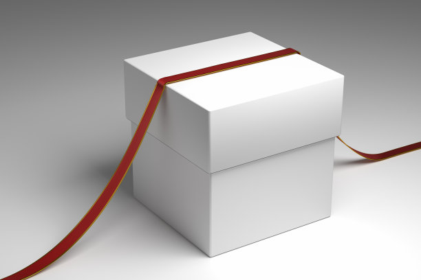 圣诞礼物盒准备好包装了。白色盒子和未使用的红色丝带与金色边缘定位在顶部。图片下载