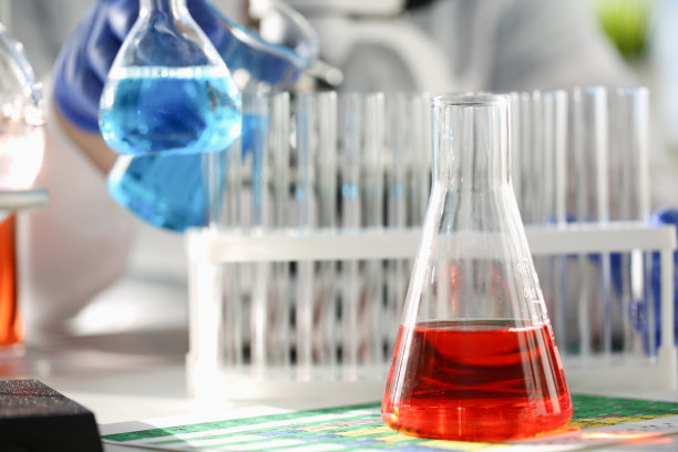 化学工业用有蓝色、品红色液体的灯泡图片下载