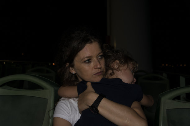 年轻的母亲和她的女儿在一艘渡船上旅行图片下载