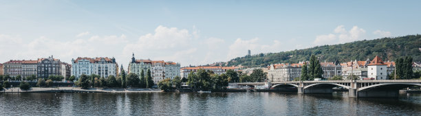 布拉格伏尔塔瓦河畔的建筑全景，捷克共和国。图片下载