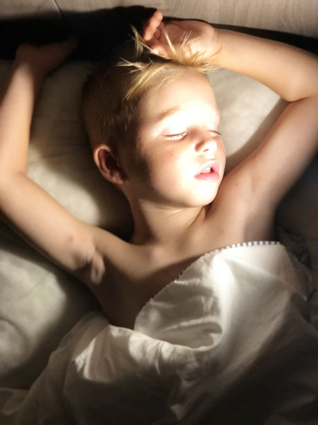 睡觉的孩子图片下载