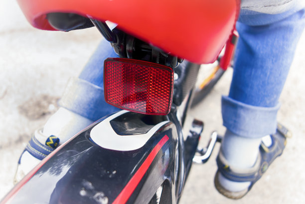 骑自行车的孩子。特写后反光镜。图片下载