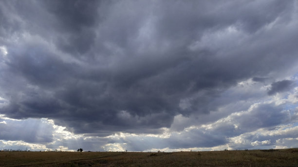 秋天的田野天气多云图片下载