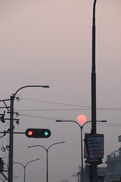 红绿灯与日出图片下载