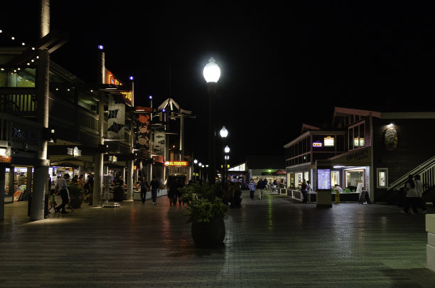 夜晚无人的码头图片下载