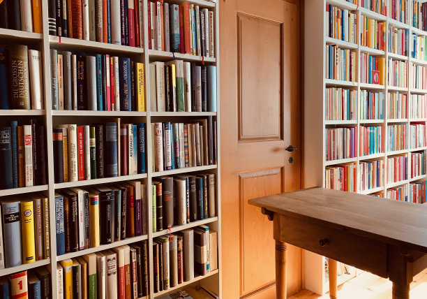 阳光明媚的下午，在图书馆图片下载