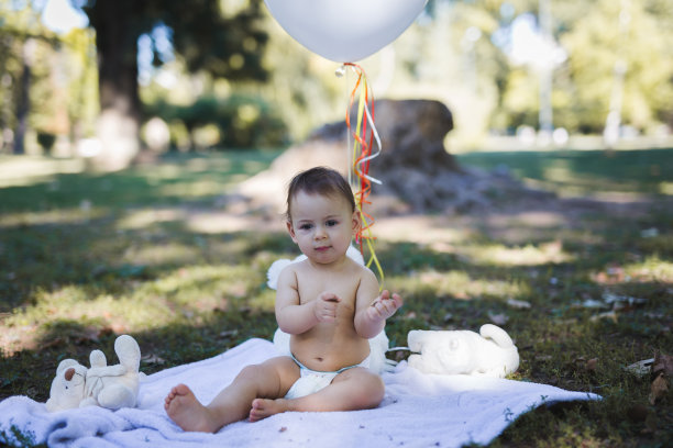 夏天在公园里的小婴儿图片下载