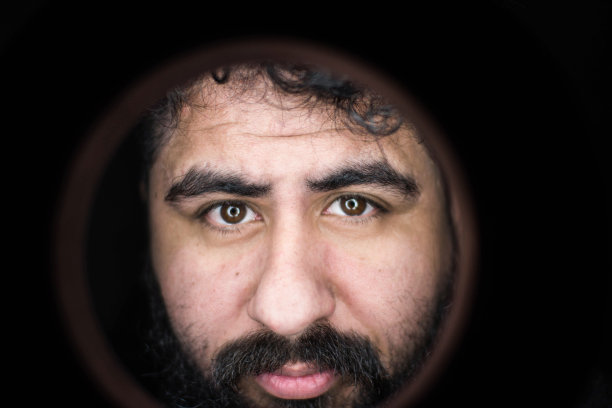 一个留着胡子的西班牙人的大头照图片下载