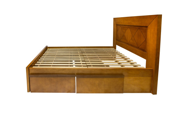 木质双人床孤立在白色背景上图片下载