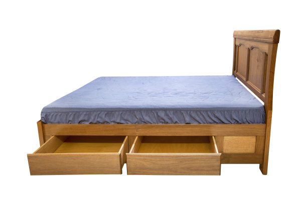 木质双人床孤立在白色背景上图片下载