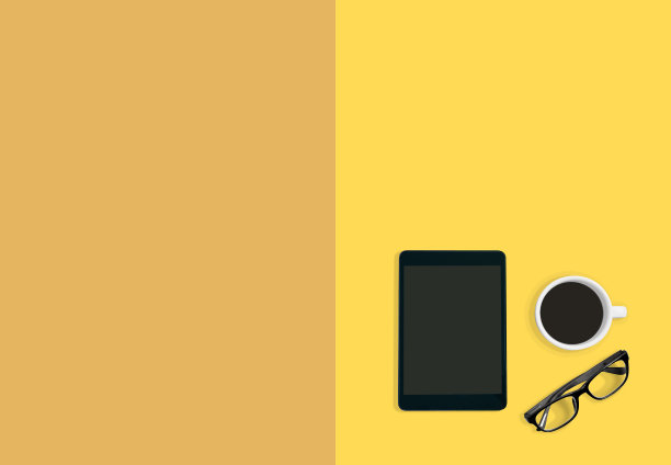 现代空间的概念。一杯咖啡，一副眼镜和平板在黄色蛋奶糊背景与复制空间图片下载