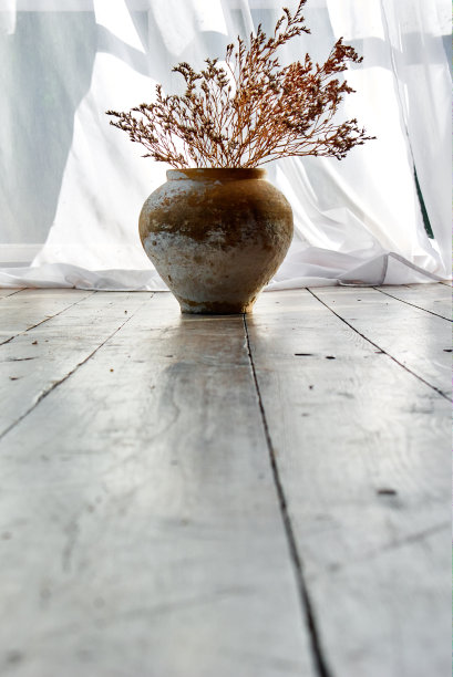 干花陶瓷花瓶。图片下载