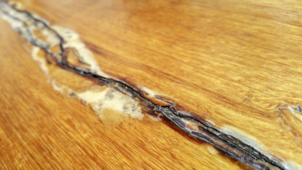 风化的木板表面有一条斜线图片下载