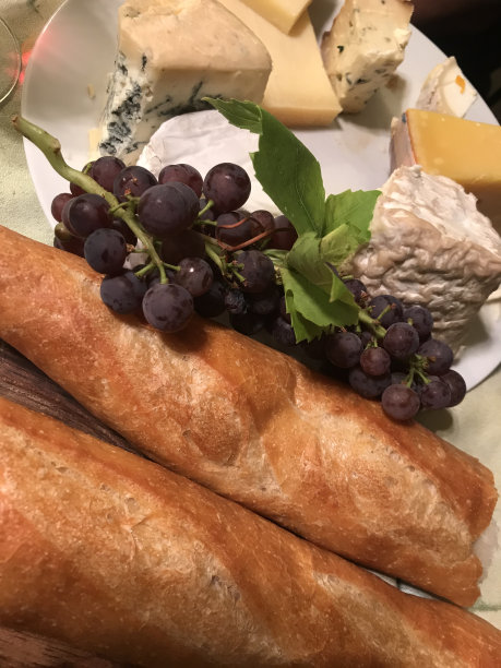 面包、葡萄和奶酪图片下载