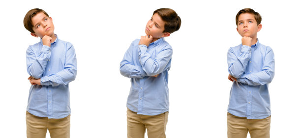 英俊的蹒跚学步的孩子，绿色的眼睛，思考和仰望表达怀疑和惊奇图片下载