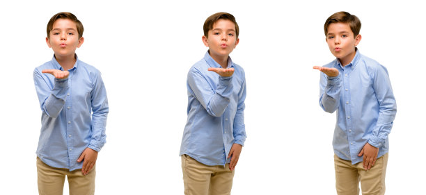 英俊的蹒跚学步的孩子，绿色的眼睛表达爱，对着镜头飞吻，调情图片下载