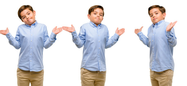 英俊的蹒跚学步的孩子，绿眼睛的怀疑表情，困惑和好奇的概念，不确定的未来图片下载