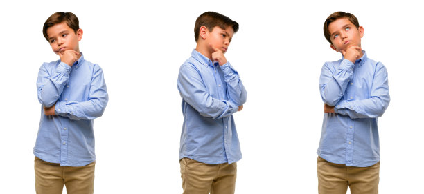 英俊的蹒跚学步的孩子，绿眼睛的怀疑表情，困惑和好奇的概念，不确定的未来图片下载