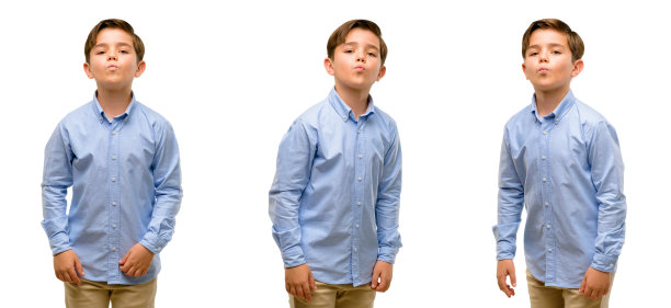 英俊的蹒跚学步的孩子，绿色的眼睛表达爱，对着镜头飞吻，调情图片下载