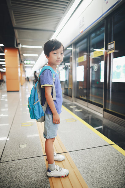 地铁上的小男孩图片下载