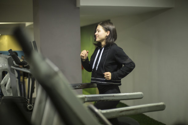 在跑步机上跑步的年轻女子图片下载