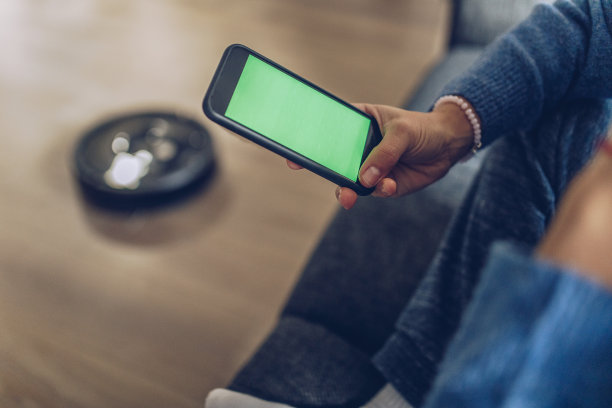 机器人吸尘器通过电话工作素材图片