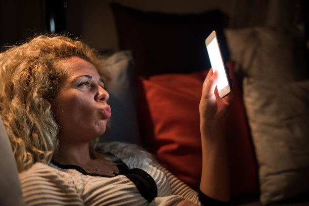 金发女人自拍。图片下载