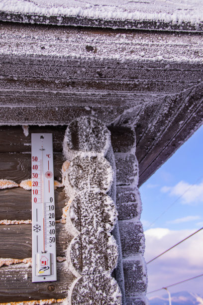 温度计在滑雪场积雪覆盖的顶部图片下载