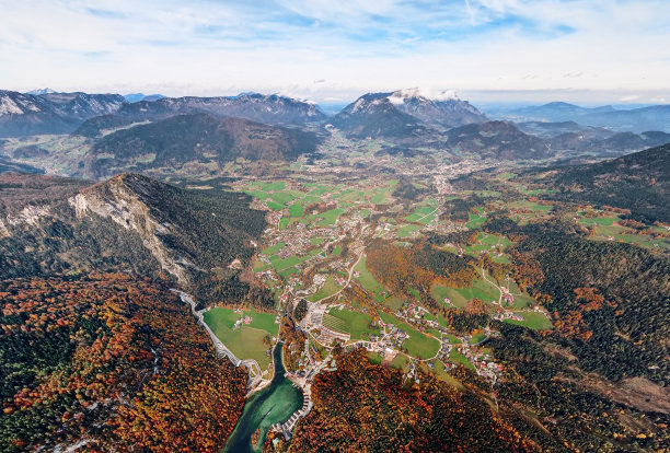 德国贝希特斯加登国家公园的贝希特斯加登镇和国王湖的广角鸟瞰图图片下载