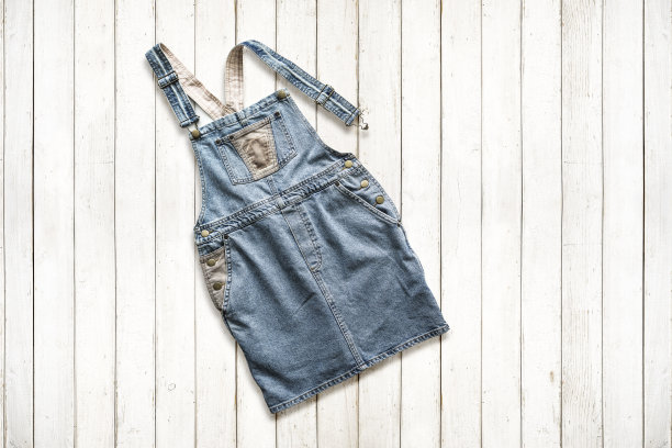 女人的牛仔围嘴整体连衣裙图片下载
