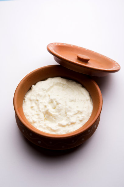 简单的凝乳，酸奶或印度语达希，在一个碗在穆迪背景。有选择性的重点图片下载