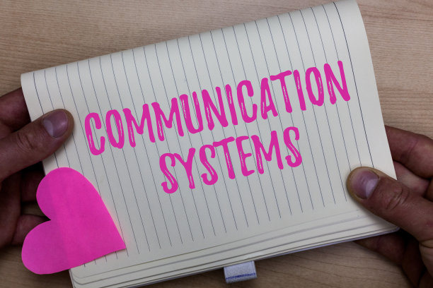 书写说明显示通信系统。商业照片展示的信息流动使用机器传递信号的人拿着笔记本纸心浪漫的想法木制的背景。图片下载