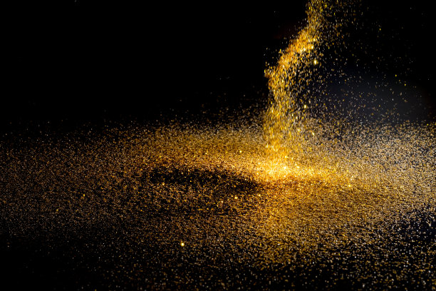 在黑暗中撒上闪闪发光的金沙图片下载