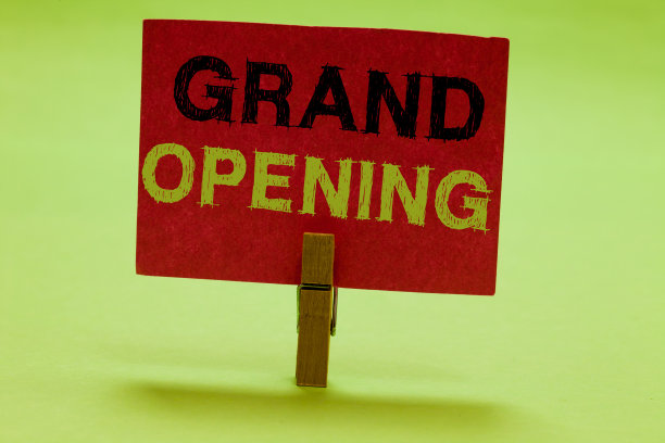 文字标志显示盛大开业。概念照片剪彩新业务首次正式推出日衣夹夹着红纸重要的传达信息和想法。图片下载