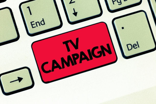 显示电视广告的文字标志。概念照片由一个组织制作和支付的电视节目图片下载