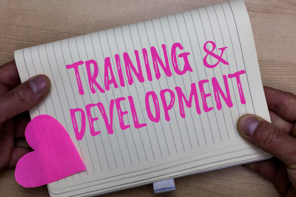 写培训和发展的便条。商业照片展示组织额外的学习加速技能男人拿笔记本纸心浪漫的想法木制背景。图片下载