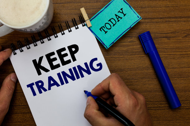 写写“保持训练”的便条。商业照片展示接地钻孔，总是好奇，学习的人拿着马克笔，笔记本，晾衣夹，提醒木桌子，咖啡。图片下载