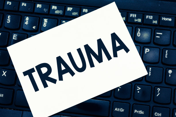 文字标志显示创伤。概念照片深感痛苦或不安的经历身体上的伤害图片下载