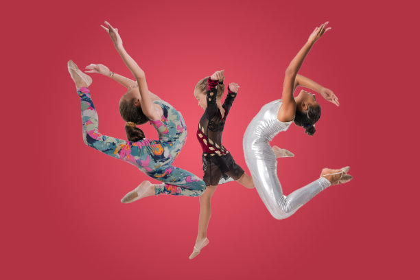 美丽的体操运动员少女跳跃在工作室图片下载