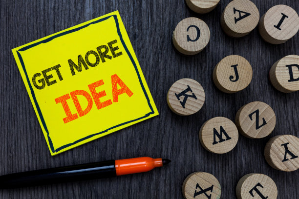 展示更多想法的概念性手写。商业图片展示随机输入思维导图图片模拟调查可视化黄色纸圈标记表达想法木制背景。图片下载