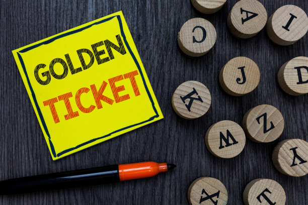 显示金奖券的概念性手写作品。商业照片展示Rain Check Access VIP Passport Box Office Seat Event黄色纸圈标记表达想法木制背景。图片下载