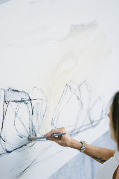 在画室里画油画的女人图片下载