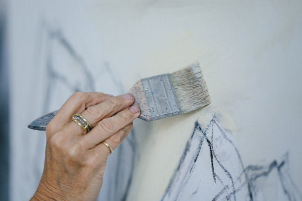 在画室里画油画的女人图片下载