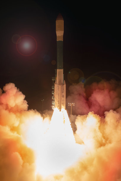 晚上发射导弹。这张照片的元素是由美国宇航局提供的。图片下载