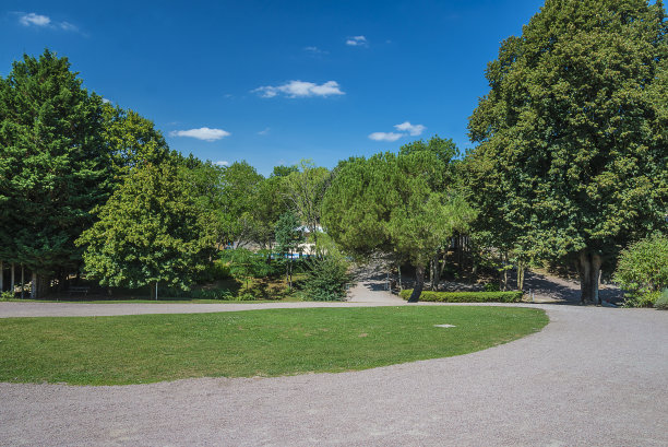 美丽的公园在阳光明媚的日子图片下载