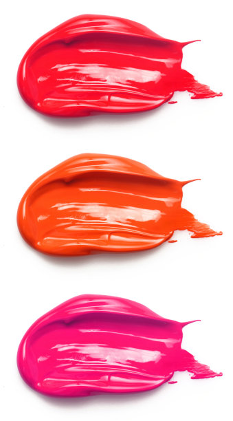 污迹的唇膏和唇彩孤立在白色背景上图片下载