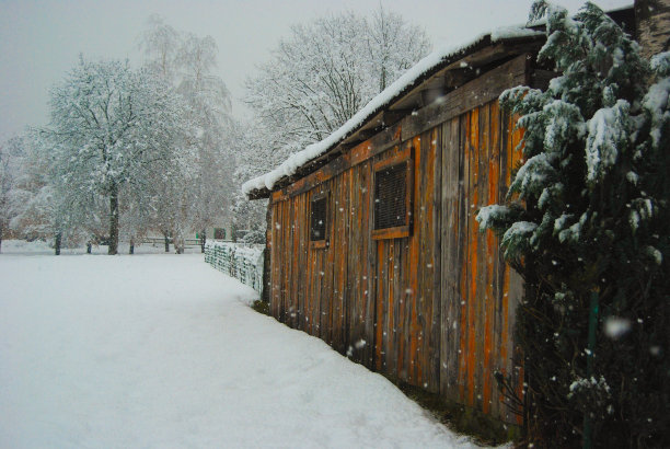 下雪天的木质储存区图片下载