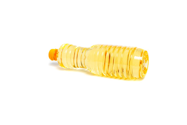 白色背景上孤立的黄色植物油瓶图片下载