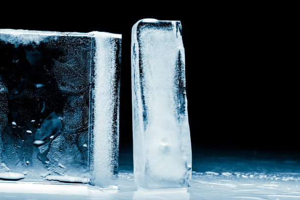 冰块孤立在黑色背景上。图片下载