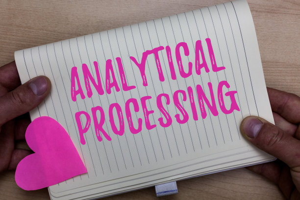 书写说明显示分析处理。商业照片展示轻松查看，写报告，数据挖掘和发现人拿着笔记本，纸心浪漫的想法，木制的背景。图片下载